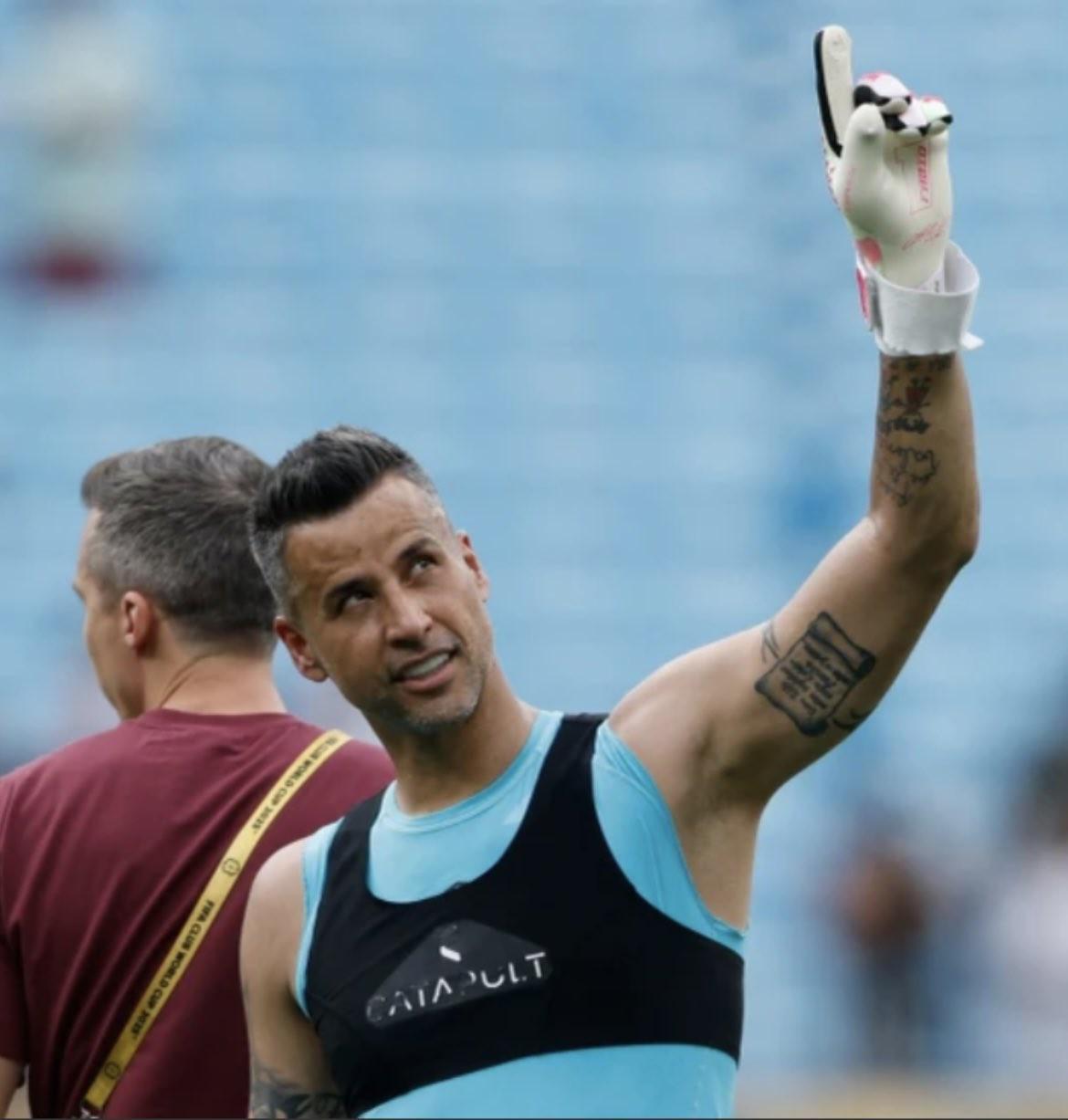 大度，彼特-希尔顿祝贺法比奥打破了自己的正式比赛出场纪录